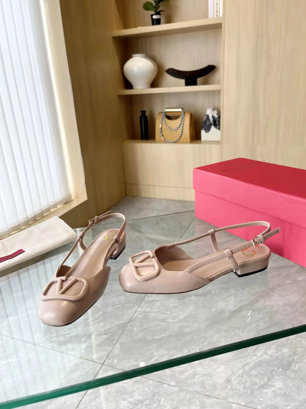 👟👟Ex-factory price 400👟👟 Genuine leather sole +40 Top version 𝑉𝐴𝐿𝐸𝑁𝑇𝐼𝑁𝑂 Valentino new spring and summer women's back hollow new sandals. Unique V-buckle hardware accessories bring out a full sense of luxury. The new season will live up to expectations! Worth buying★Absolutely high-grade❥Original method, Absolutely sensual❥Elegant style, creating a different feeling, simple and elegant style!  Code number: 35-41 (34-42 customized, non-returnable) Fabric: Imported sheepskin Inner foot pads: Inner sheepskin Heel height: 2 cm Leather outsole Rubber outsole